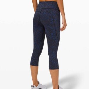 Lululemon Fast and Free Crop II 19" Non-Reflective
Blue Wild Thing Camo Size 4